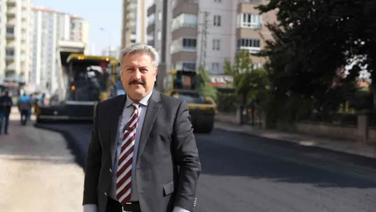 Yıldırım Beyazıt Mahallesi'nde 3 caddenin asfaltı bitmek üzere