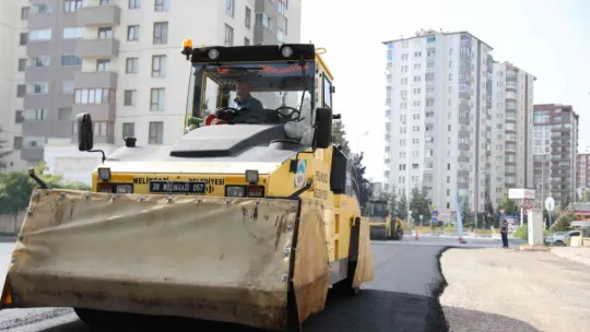 Yıldırım Beyazıt Mahallesi'nde 3 caddenin asfaltı bitmek üzere