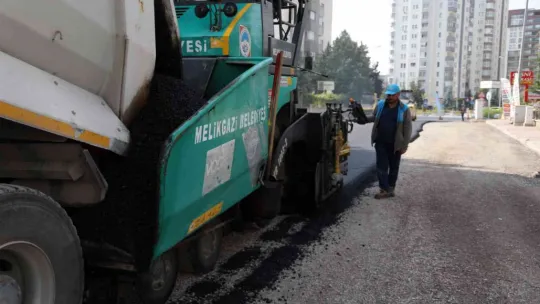 Yıldırım Beyazıt Mahallesi'nde 3 caddenin asfaltı bitmek üzere