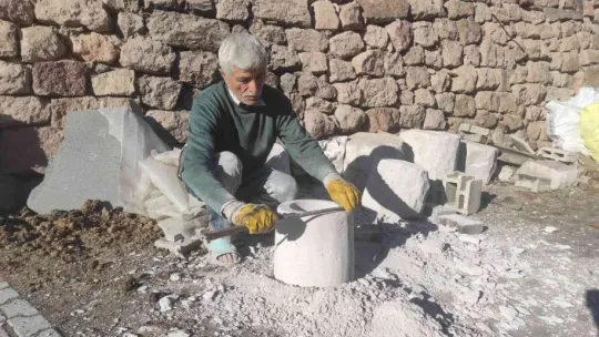 Yoğurt taşı yaparak geçimini sağlıyor