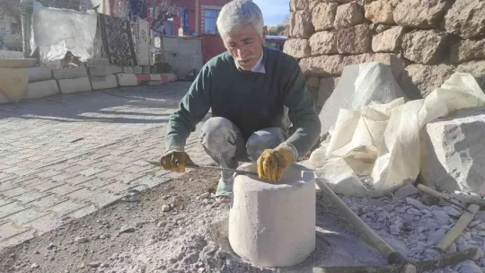Yoğurt taşı yaparak geçimini sağlıyor