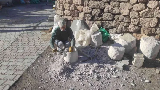 Yoğurt taşı yaparak geçimini sağlıyor