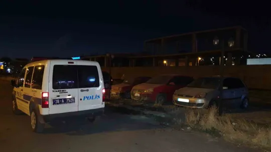 Yol kenarında çıkan ot yangınında park halindeki araçlar zarar gördü