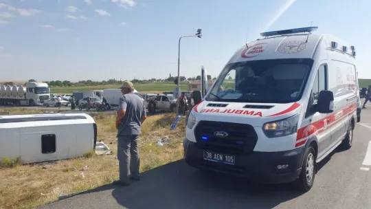 Yolcu minibüsü ile kamyon çarpıştı: 12 yaralı