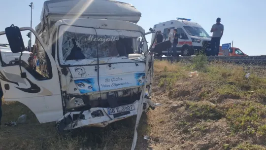 Yolcu minibüsü ile kamyon çarpıştı: 12 yaralı