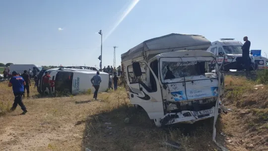 Yolcu minibüsü ile kamyon çarpıştı: 12 yaralı