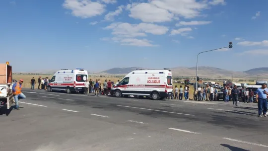 Yolcu minibüsü ile kamyon çarpıştı: 12 yaralı