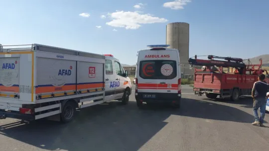 Yolcu minibüsü ile kamyon çarpıştı: 12 yaralı