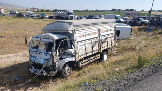 Yolcu minibüsü ile kamyon çarpıştı: 12 yaralı