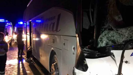 Yolcu otobüsü otomobile çarptı: 2 ölü, 20 yaralı