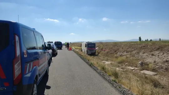 Yolcu otobüsü yoldan çıktı: 1'i ağır 17 yaralı