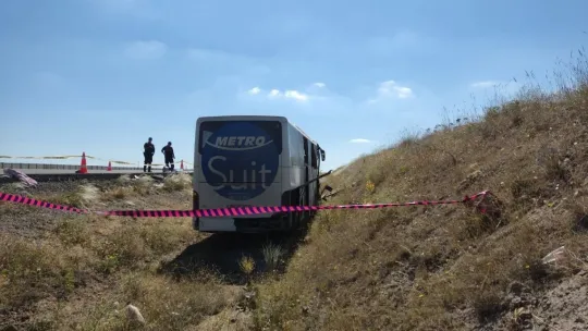Yolcu otobüsü yoldan çıktı: 1'i ağır 17 yaralı