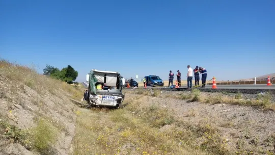 Yolcu otobüsü yoldan çıktı: 1'i ağır 17 yaralı