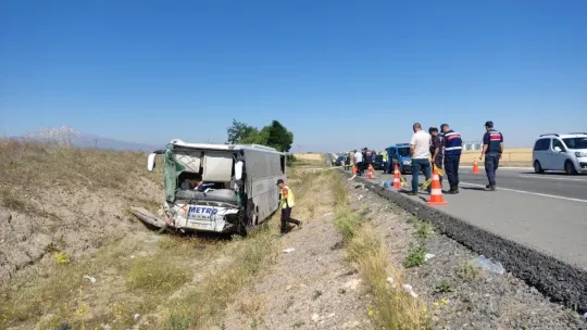 Yolcu otobüsü yoldan çıktı: 1'i ağır 17 yaralı