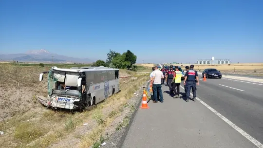 Yolcu otobüsü yoldan çıktı: 1'i ağır 17 yaralı