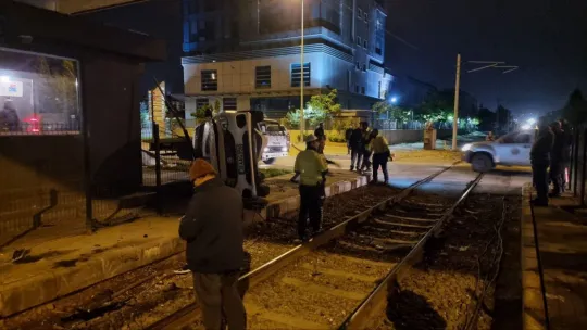 Hemzemin geçitte tren otomobili devrildi: 1 yaralı