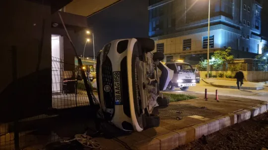 Hemzemin geçitte tren otomobili devrildi: 1 yaralı