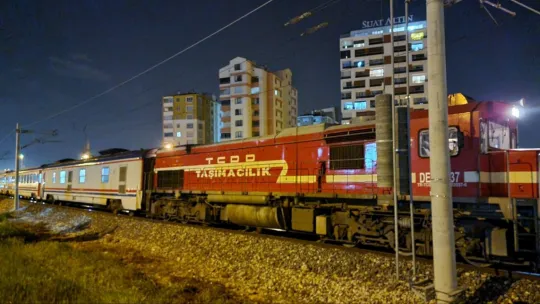 Hemzemin geçitte tren otomobili devrildi: 1 yaralı