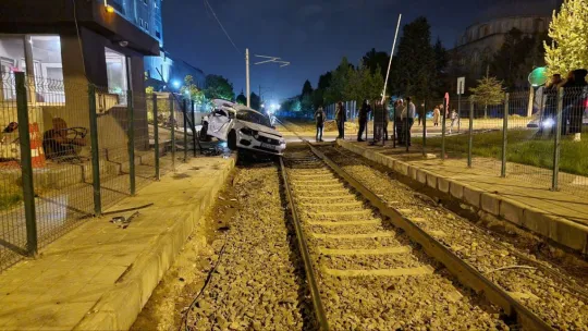 Hemzemin geçitte tren otomobili devrildi: 1 yaralı