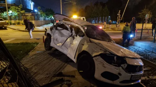 Hemzemin geçitte tren otomobili devrildi: 1 yaralı