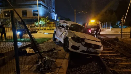 Hemzemin geçitte tren otomobili devrildi: 1 yaralı