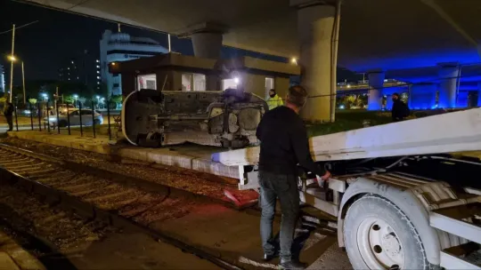 Hemzemin geçitte tren otomobili devrildi: 1 yaralı