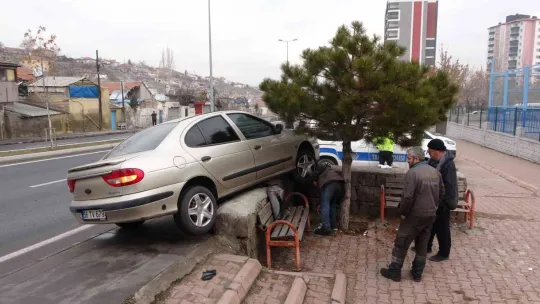 Yoldan çıkan otomobil yayalara çarptı: 2 yaralı