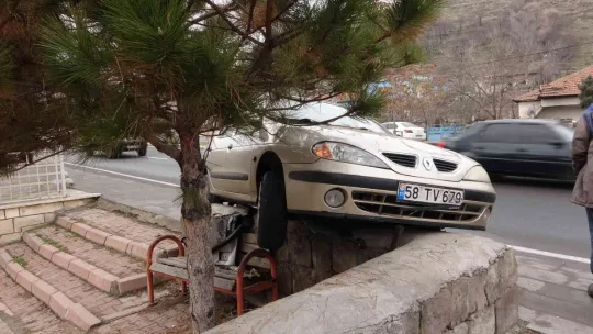 Yoldan çıkan otomobil yayalara çarptı: 2 yaralı