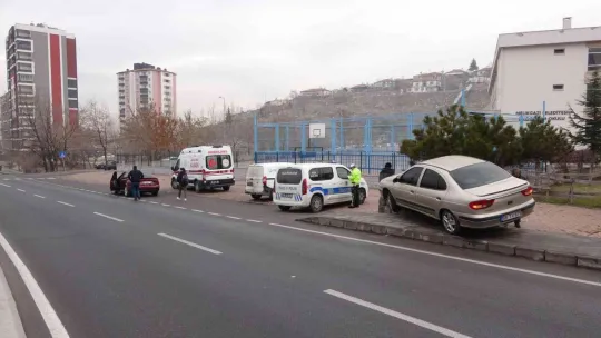 Yoldan çıkan otomobil yayalara çarptı: 2 yaralı