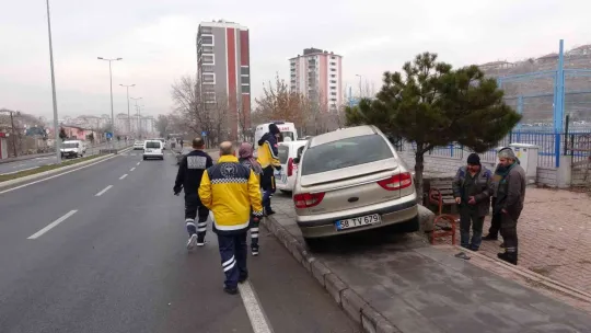 Yoldan çıkan otomobil yayalara çarptı: 2 yaralı