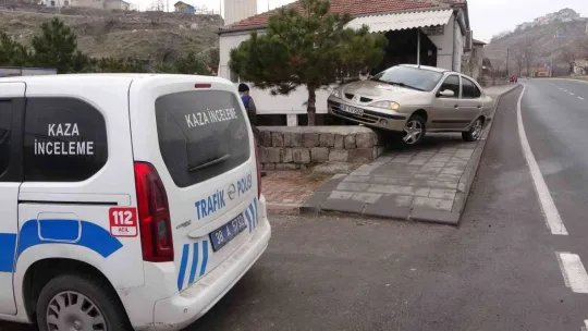 Yoldan çıkan otomobil yayalara çarptı: 2 yaralı