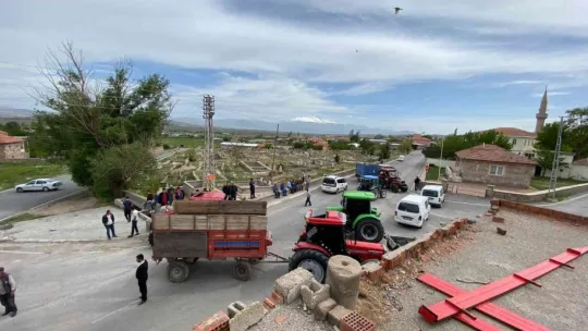 Yolları yapılmayan mahalleli yol kapattı