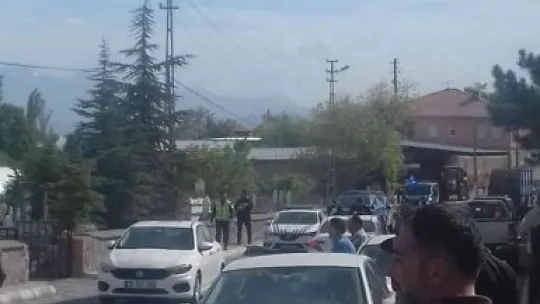 Yolları yapılmayan mahalleli yol kapattı