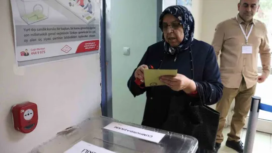 Yurtdışında kalan vatandaşlar oylarını kullanıyor