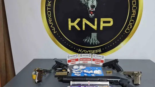 Zehir tacirleri polisten kaçamadı