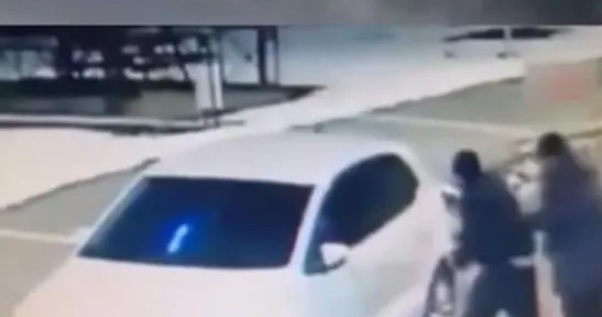 Dükkanın camlarını kıran ve bir aracın tekerlerini kesen 2 kişi yakalandı