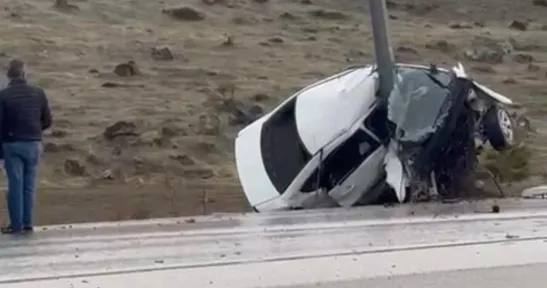 Erciyes Yolunda Korkunç Kaza: Direğe çarpan araç ikiye katlandı