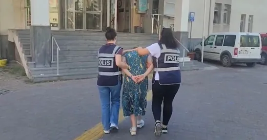 Hırsızlık suçundan aranan firari kadın yakalandı