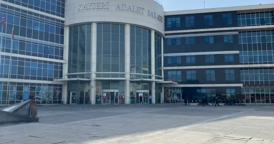 Otobüsle şehre gelen ve valizinde uyuşturucu madde çıkan şahıs hakim karşısına çıktı