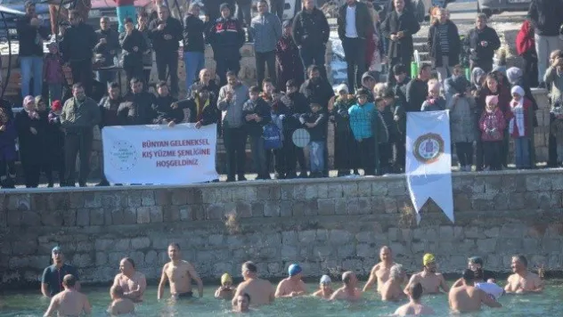Soğuk havada buz gibi suya girdiler
