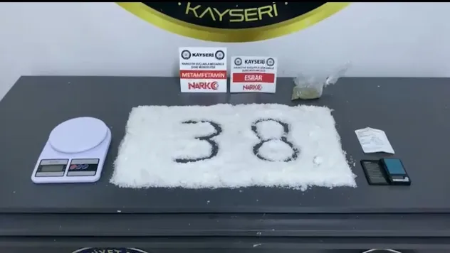 2 Uyuşturucu taciri 1.5 kilo uyuşturucu ile yakalandı