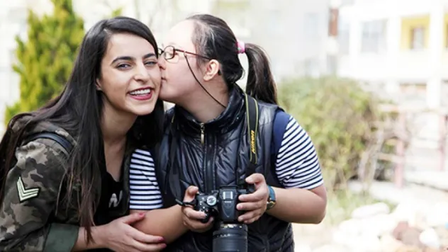 Genç iletişimcilerden örnek davranış