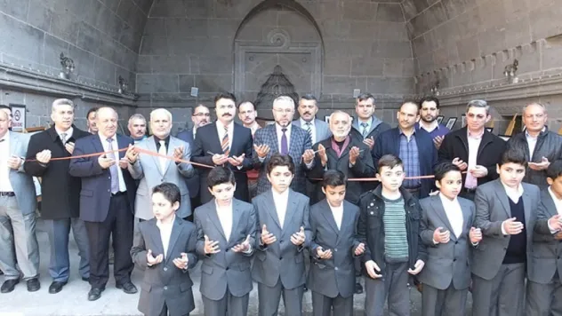 Suriyeliler hat ve resim sergisi açtı