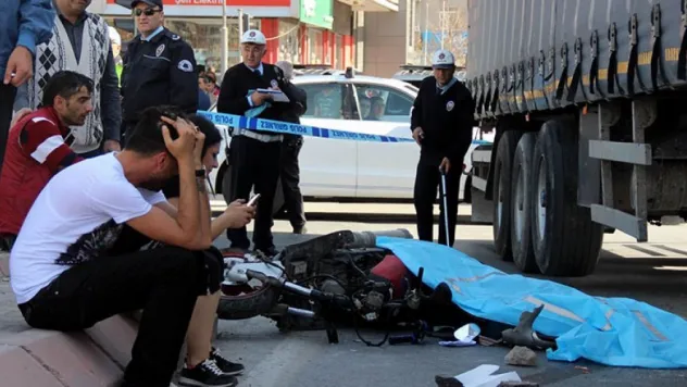 Motosiklet TIR'ın Altında Kaldı: 1 ölü, 1 yaralı