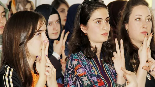 Üniversitelilerin elleri &quotdilleri&quot oldu