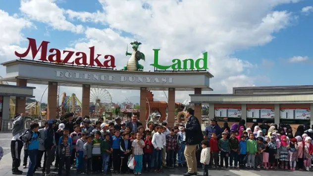 Doğu Türkistanlı çocuklar doyasıya eğlendi