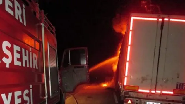 Lastik yüklü kamyon yandı