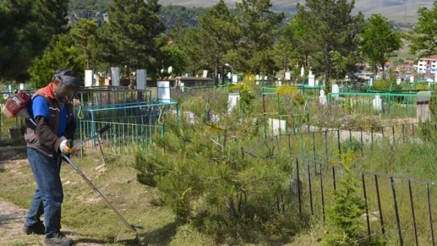 Bünyan belediyesi mezarlıklarda bayram temizliğine başladı