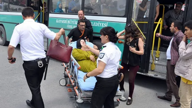 Hamile kadını hastaneye otobüsle götürdü