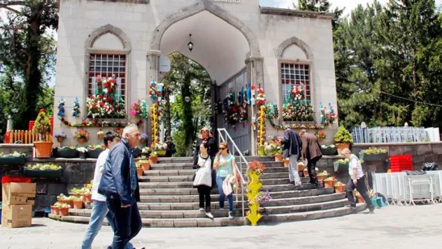 Mevlana'nın hocasına Ramazan'da yoğun ilgi